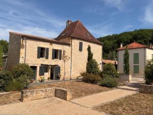 a large stone house with a roof at Maison Séjour Capraisien in Saint-Capraise-de-Lalinde