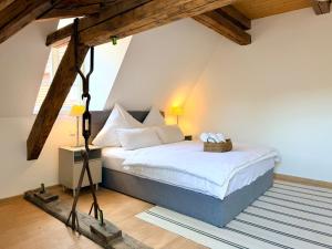 a bedroom with a bed in a attic at HyggeLiving - 120qm - Boxspringbetten - 55" Smart TV - Küche - Parkplatz - bis 8 Pers - BESTLAGE in Wernigerode