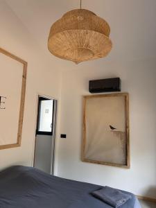 a bedroom with a bed and a mirror on the wall at La Villa Andromède 10pers in Martillac