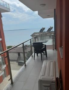 a balcony with a table and a view of the ocean at Banesa me Qera 15,36 Rana Hedhun in Lezhë