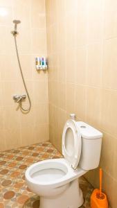 ein Badezimmer mit Toilette und Dusche in der Unterkunft Moshi Moshi in Probolinggo + 39 Fotos