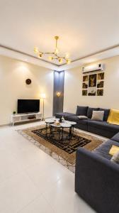 a living room with a couch and a table at وحدات سكنية الشفا in Khamis Mushayt
