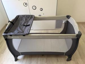 a hospital bed with a stretcher at Ferienwohnung mit Garten und Parkplatz mitten in Neumarkt in Neumarkt in der Oberpfalz