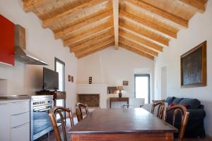 a kitchen and living room with a wooden ceiling at Masseria Galeasi in Grottaglie