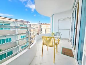 a balcony with a yellow chair on a building at The Beach Bangsaen Condo 327/30 in Ban Bang Saen (1)