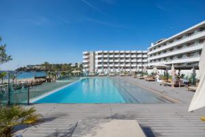 a large swimming pool in front of a hotel at First Line Cosy Apartment in Calvià