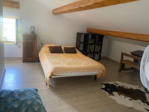 a bedroom with a bed in a room at Loue appartement avec jardin in Alba-la-Romaine