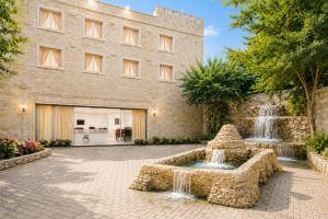 a fountain in a courtyard in front of a building at Sultan Otel Mardin in Sultan Koyu