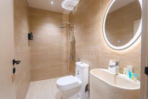 a bathroom with a toilet and a sink and a mirror at نخله للوحدات السكنية 2 in Medina