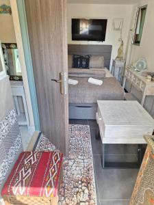 ein kleines Zimmer mit einem Bett und einem Tisch in der Unterkunft Marakesh in Štúrovo + 2 Fotos