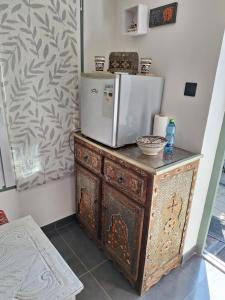 ein Kühlschrank auf einer Holzkommode in einem Zimmer in der Unterkunft Marakesh in Štúrovo