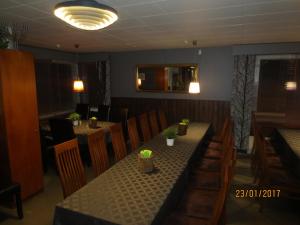 een eetkamer met een lange tafel en stoelen bij Huoneistohotelli Jokikeskus in Kemi