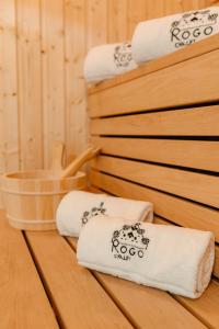 a stack of towels sitting on top of a wooden counter at ROGOChalet in Rogojel