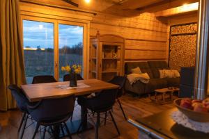 a living room with a table and a couch at Chalets Waldeck - Urlaub im Fränkischen Seenland und Altmühltal in Raitenbuch
