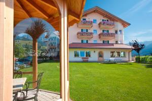 - une vue sur un bâtiment depuis la fenêtre d'une cour dans l'établissement Hotel Lagorai Resort & Spa, à Cavalese