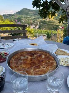 a pie in a pan sitting on top of a table at Ferma Hodobashi in Çerenisht
