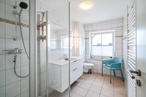 a bathroom with a shower and a sink and a toilet at MueritzAusblick - Altstadtidyll mit Hafenblick in Waren +13 photos