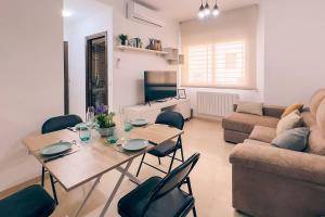 a living room with a table and chairs and a couch at Casa Yaye Ecija in Écija