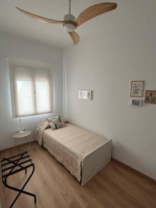 a bedroom with a bed and a ceiling fan at Casa Yaye Puerta Palma in Écija