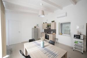 a kitchen and dining room with a table and chairs at La VILLA in Modugno