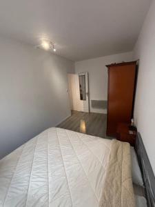 a bedroom with a large white bed in a room at Casa Lia in Ortiporio