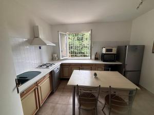 a small kitchen with a table and a window at Casa Lia in Ortiporio