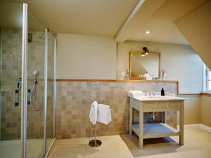 a bathroom with a sink and a shower at Hotel & Restaurant Ole Liese in Panker