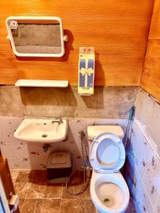a small bathroom with a toilet and a sink at กินลมชมจันทร์ แม่กำปอง in Ban Pok Nai +188 photos