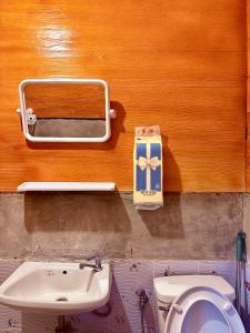 a bathroom with a toilet and a sink at กินลมชมจันทร์ แม่กำปอง in Ban Pok Nai