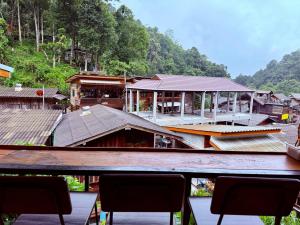 a view of a group of buildings on a mountain at กินลมชมจันทร์ แม่กำปอง in Ban Pok Nai