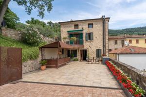 an external view of a building with a patio at Borgo Petrarca in Arquà Petrarca