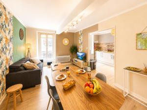 a living room with a table with fruit on it at " Loutrein Lodge " Centre ville - Entrée autonome - Wifi in Saint-Girons