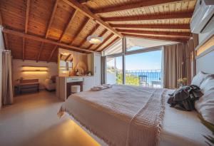 un dormitorio con una cama grande y una ventana grande en Arpia Hotel, en Kas 83 fotos más