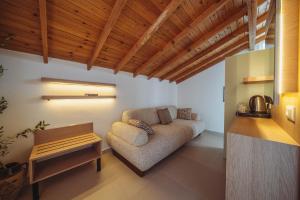 una sala de estar con un sofá y una mesa en Arpia Hotel, en Kas