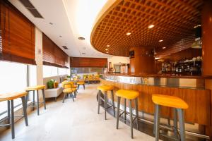 Saló o bar de Silken Luis de León