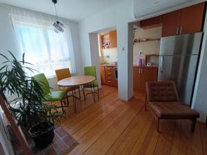 Kitchen o kitchenette sa Apartman Vuk +1 photo