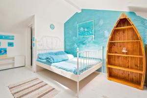 a childs bedroom with a ocean themed wall at Apartament Pescăruș in Schitul