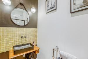 a bathroom with a sink and a mirror at Gîte des Ducs de Guise - vue sur le Château fort in Guise