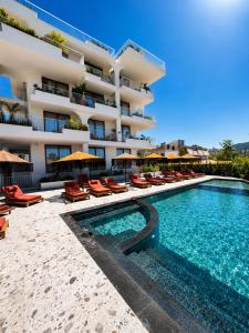 Басейн в Greg Hotel або поблизу