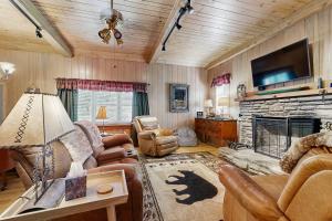 a living room with a couch and a fireplace at Bradley Bear Hideaway in Maggie Valley