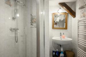 a bathroom with a sink and a shower at voyage en Alsace chez Gaby in Hunawihr +15 photos