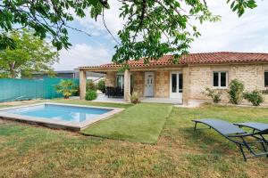 a house with a swimming pool in a yard at Maison du Périgord in Pazayac