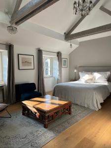a bedroom with a bed and a coffee table at Kermaria Studio Suite in Pont-Aven