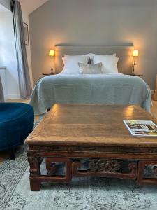 a bedroom with a bed with a coffee table and a bed with a bedzinski at Kermaria Studio Suite in Pont-Aven