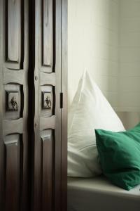 ein Schließen einer Schlafzimmertür mit einem Kissen in der Unterkunft Landhaus Elbeflair bei Dömitz in Lenzerwische