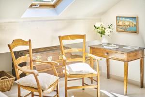 a room with a desk and two chairs at La Ferme D'Augustin in Saint-Tropez
