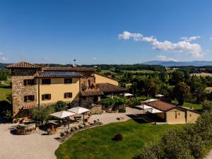an aerial view of a large building with a yard at B&B Villa Cardeto in Anghiari