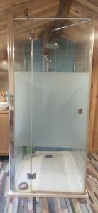 a glass enclosure in a room with a kitchen at Le Gîte et le Couvert in Bellefoye +46 photos