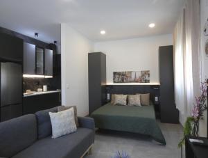 a living room with two beds and a couch at Estación 87 Smart Workation y Relax Mediterráneo in Peniscola