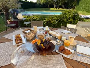 a table with a tray of food on it at ViLLA HELENA - anciennement LE CLOS D'IGNAC in Lège-Cap-Ferret